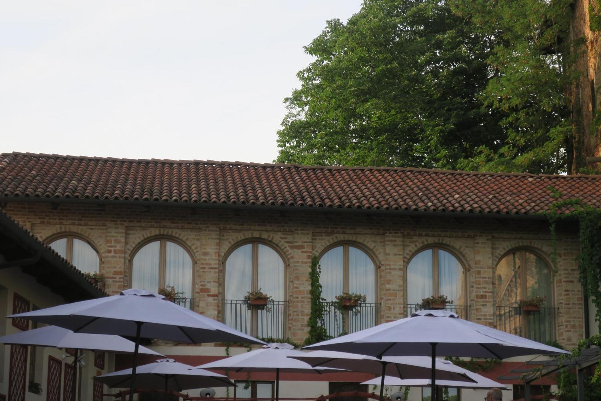 Monticello d'Alba Foresteria Ristorante Conti Roero المظهر الخارجي الصورة