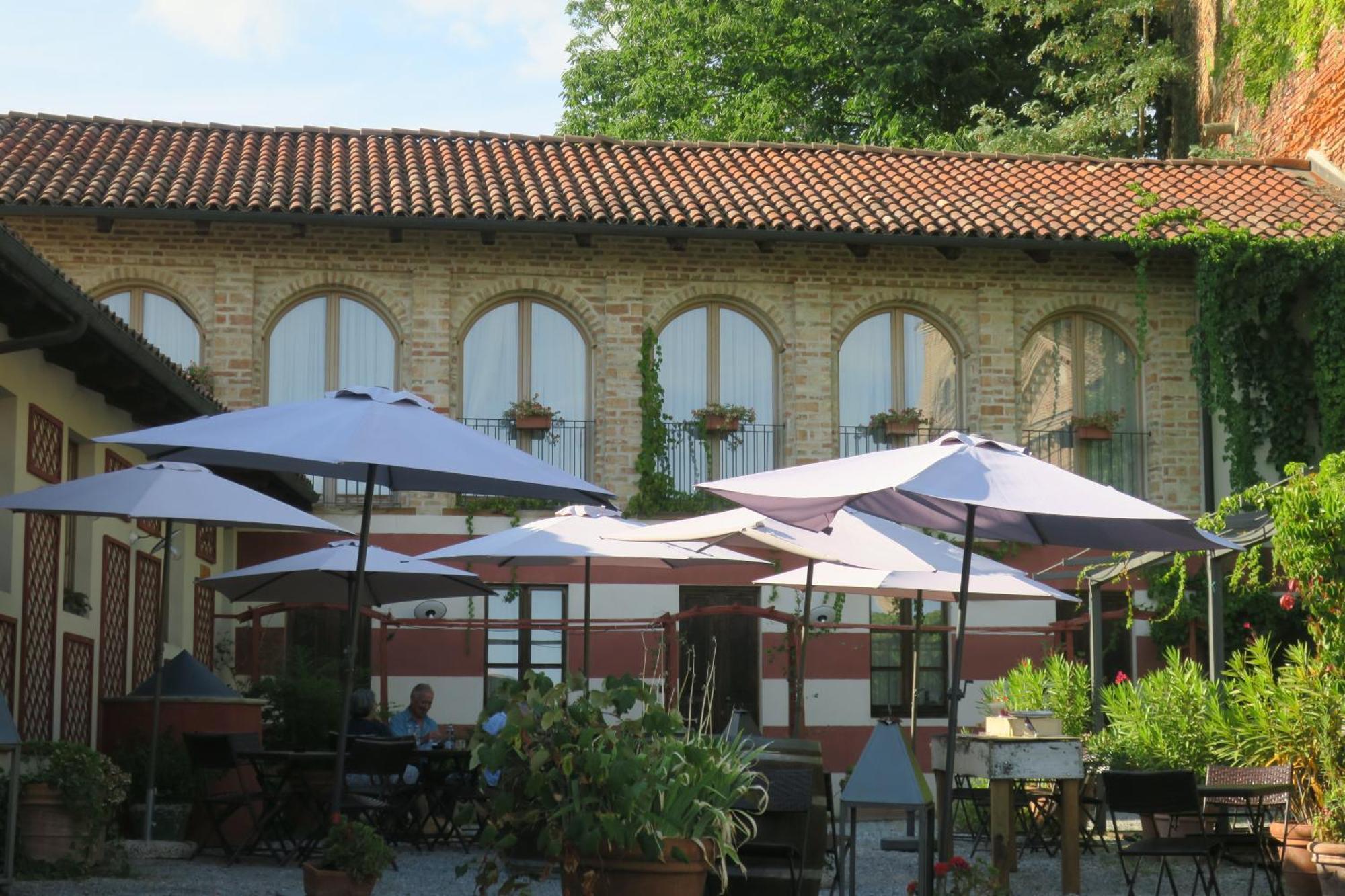 Monticello d'Alba Foresteria Ristorante Conti Roero المظهر الخارجي الصورة